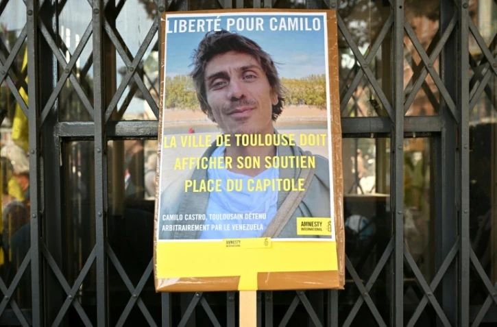 Photographie de Camilo Castro sur une pancarte lors d'un rassemblement pour protester contre sa détention au Venezuela, à Toulouse, le 20 septembre 2025