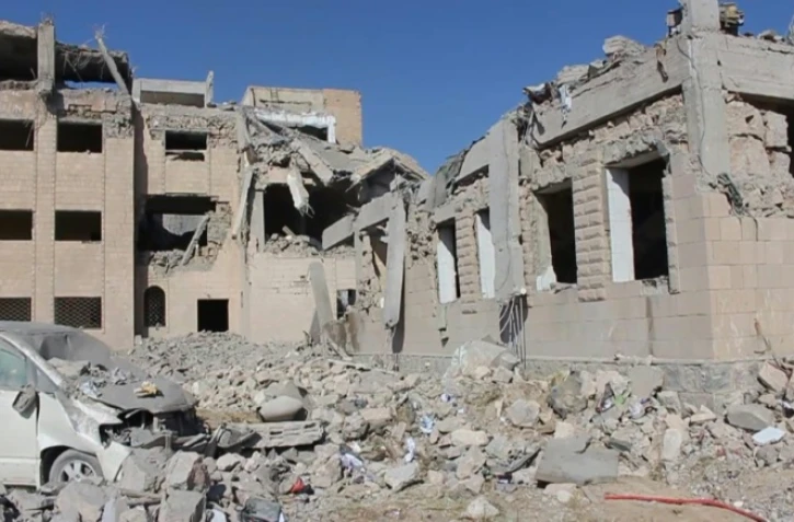 Une capture d'écran d'une vidéo d'AFPTV prise le 1er septembre montre des bâtiments détruits après des raids aériens de la coalition emmenée par l'Arabie saoudite à Dhamar, au sud de la capitale Sanaa