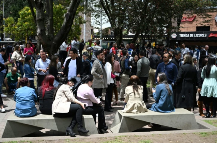 Des personnes attendent dans la rue après un puissant tremblement de terre, le 17 août 2023 à Bogota, en Colombie