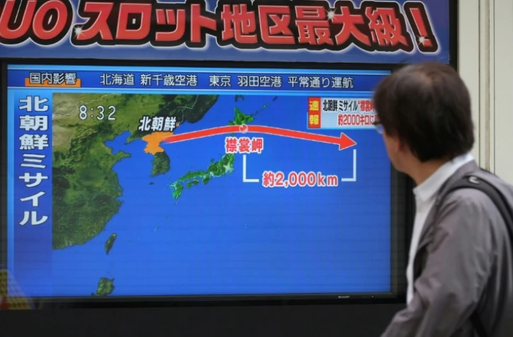 Un homme regarde un écran montrant la trajectoire du missile nord-coréen, à Tokyo le 15 septembre 2017