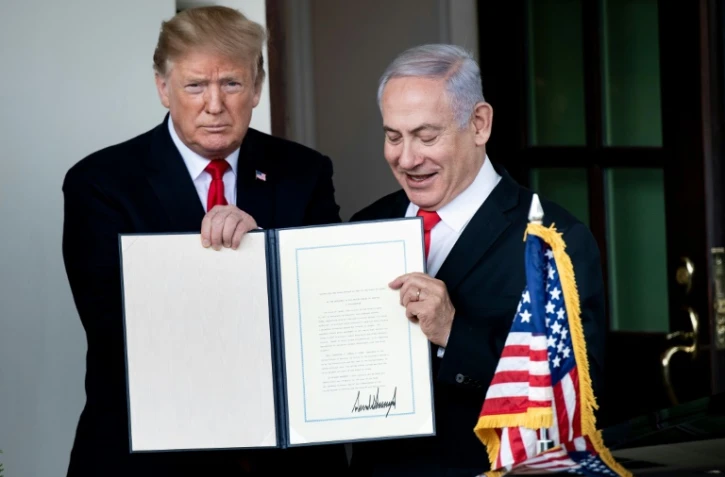 Le président américain Donald Trump et le Premier ministre israélien Benjamin Netanyahu tiennent un document actant la reconnaissance par Washington de la souveraineté israélienne sur le Golan annexé, le 25 mars 2019 à la Maison Blanche