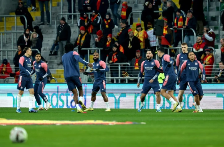 Les joueurs lyonnais à l'échauffement avant d'affronter Lens à Bollaert, le 2 décembre 2023
