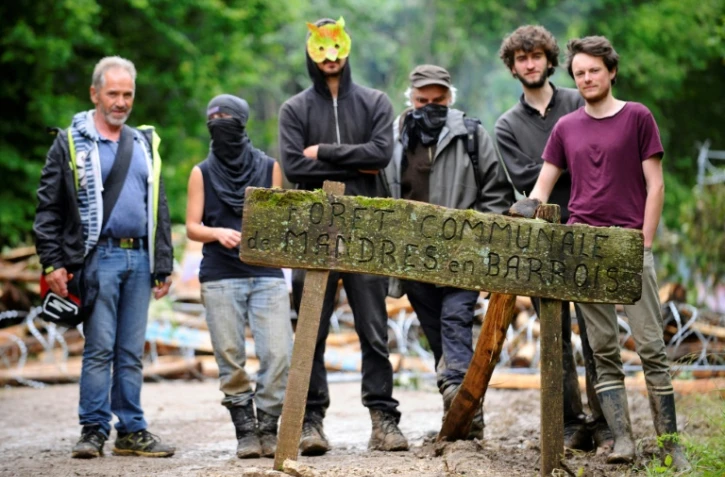 Des opposants au projet Cigéo d'enfouissement de déchets nucléaires, dans la forêt de Mandres-en-Barrois (Meuse), le 21 juin 2016