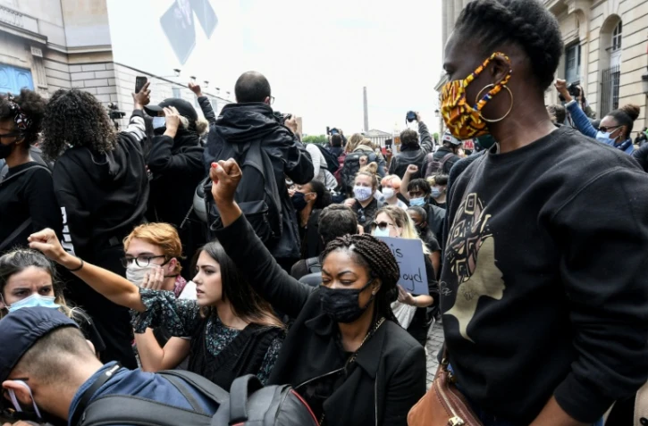 Des manifestants s'agenouillent lors d'un rassemblement près de la place de la Concorde et de l'ambassade américaine, le 6 juin 2020 à Paris, pour dénoncer les violences policières 