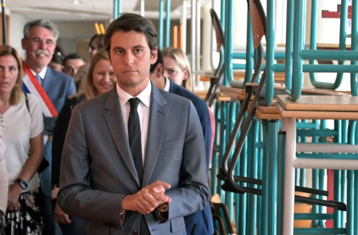 Gabriel Attal lors d'une visite sur le chantier de reconstruction de l'école primaire "Bois de l'Etang", endommagée lors des émeutes en juin, à La Verrières dans les Yvelines le 21 juillet 2023