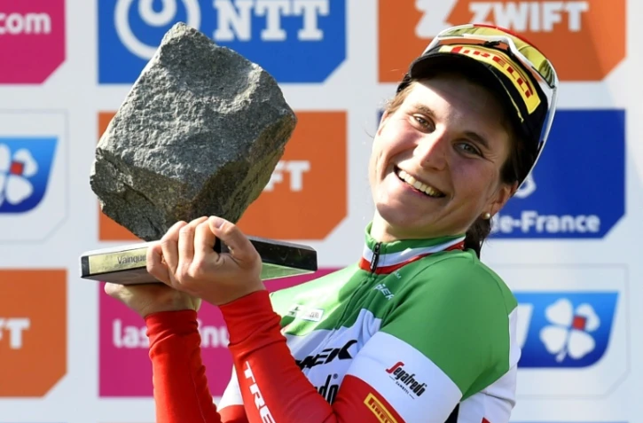 L'Italienne Elisa Longo Borghini soulève le trophée en forme de pavé, après avoir remporté en solitaire la 2e édition de Paris-Roubaix Femmes, le 16 avril 2022