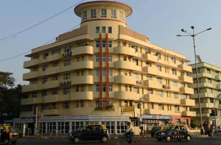 Des véhicules passant près d'un bâtiment Art déco, sur le bord de mer de Bombay, le 8 novembre 2017