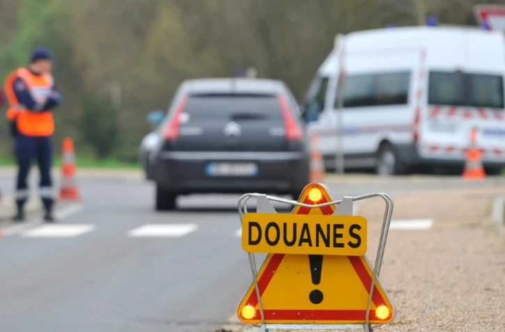 Contrôle douanier le 13 novembre 2015 à Volmerange-Lès-Mines dans l'est de la France