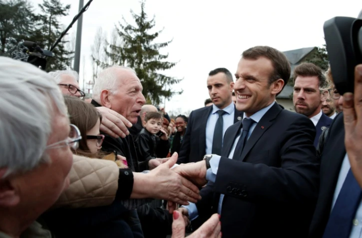 Le président français Emmanuel Macron salue la foule, le 14 mars 2018 à Tours
