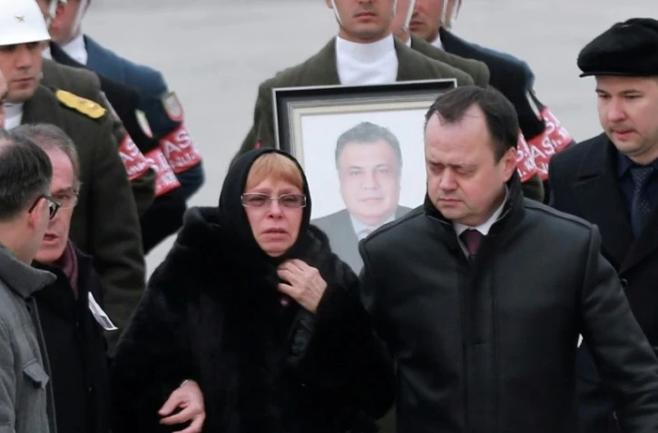 Marina Davydova Karlova, la veuve de l'ambassadeur russe Andrei Karlov, lors du départ du cercueil pour la Russie, le 20 décembre 2016 à l'aéroport d'Ankara