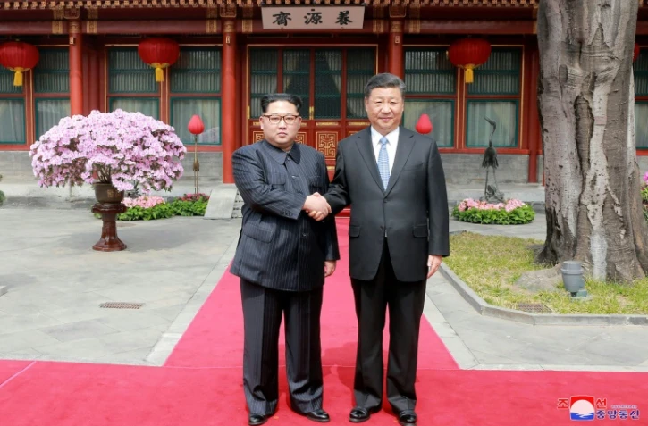Le numéro un nord-coréen Kim Jong Un et le président chinois Xi Jinping s'étaient déjà rencontrés le 27 mars dernier à Pékin. AFP PHOTO/KCNA VIA KNS