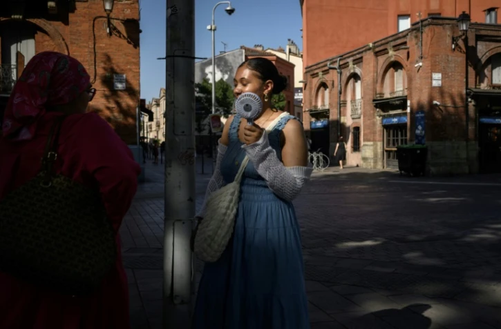 Une femme tient un ventilateur électrique pendant la vague de chaleur 0 Toulouse dans le sud de la France, le 1er juillet 2025