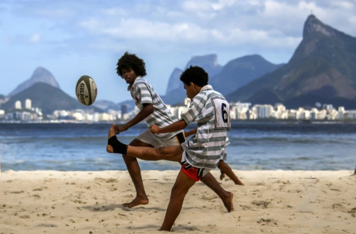 Rodrigo Luiz Amorim et Lucas Aquino Chagas pendant un tournoi de rugby à cours de rugby à Icarai beach, dans le quartier de Niteroi, à Rio de Janeiro le 2 septembre 2017
