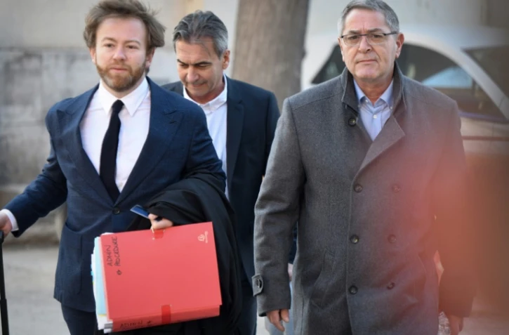 Pascal Fauret (d) et Bruno Odos (c), accusés d'avoir participé à un trafic de cocaïne, arrivent à la cour d'assises d'Aix-en-Provence accompagnés de l'avocat Antoine Vey, le 18 février 2019