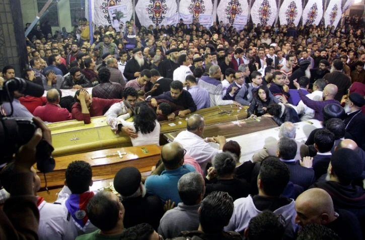 Des chrétiens égyptiens rassemblés le 9 avril 2017 à Tanta pour les funérailles des victimes des attentats