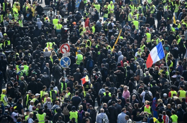Des manifestants rassemblés devant la tour Montparnasse à Paris, le 1er mai 2019