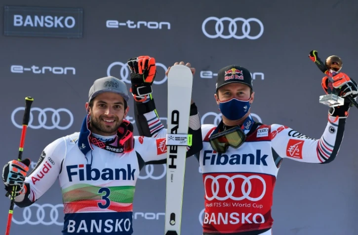 Les Français Mathieu Faivre (g), vainqueur du géant de Coupe du monde, et Alexis Pinturault, 3e, posent sur le podium, le 28 février 2021 à Bansko (Bulgarie)