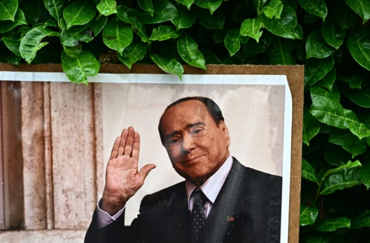 Un portrait de Silvio Berlusconi devant sa Villa San Martino, après sa mort, le 13 juin 2023 à Arcore, dans le nord de l'Italie