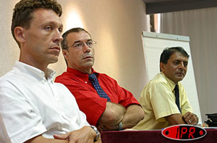Mardi 30 mars 2004 -
Les dirigeants d'Air Franc ont présenté la saison 2004 de leur compagnie