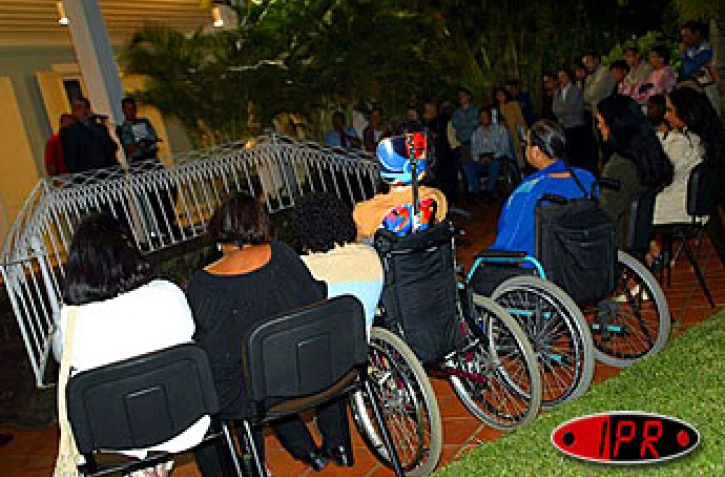 Mardi 15 juin 2004 - 

Lors du cocktail de présentation de SAPHIR