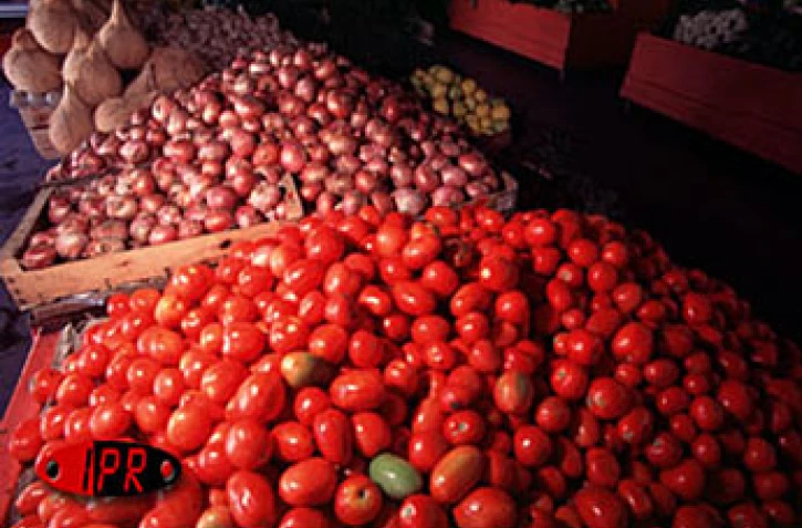 Tomates et oignons sur un marché forain