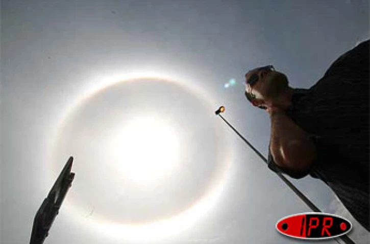 Mardi 21 novembre 2006 -
Un halo a entouré le soleil. Le phénomène annonce la fin de l'hiver austral