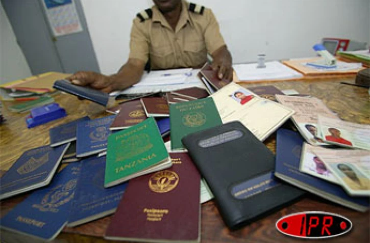 Anjouan octobre 2005 -

Les candidats au départ clandestin vers Mayotte connaissent les risques qu'ils Octobre 2005 -

Passeports d'Afrique de l'Est et de Madagascar abandonnés à Anjouan par leurs propriétaires. Selon les autorités anjouanaises, ces p