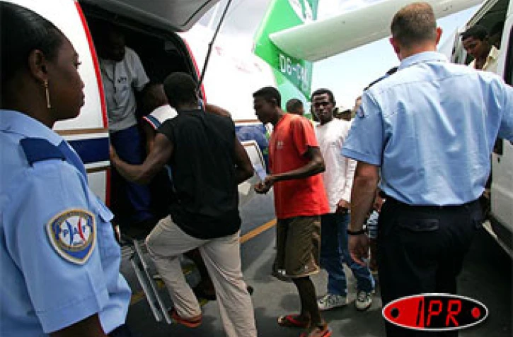 Aéroport de Pamandzi (Mayotte) Des Mayotte - Octobre 2005 - Anjouanais sans papiers  expulsés vers Anjouan.