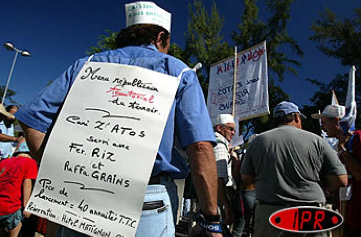 Les personnels de l'Éducation nationale vont une nouvelle fois manifester ce lundi 19 mai 2003 à Saint-Denis