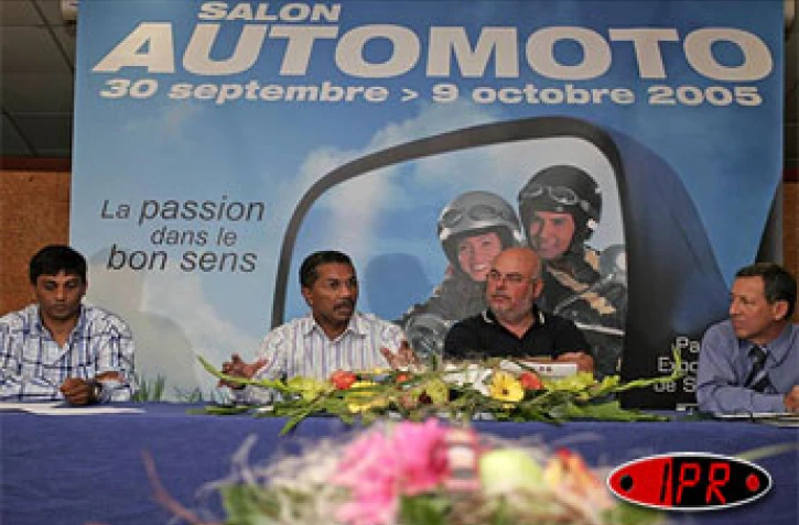 Lundi 26 septembre 2005 -

Le maire de Saint Denis René-Paul Victoria a inauguré le salon automoto qui se tiendra au Parc des Expositions du 30 septembre au 09 octobre