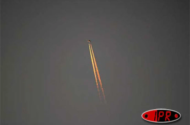 Lundi 11 décembre 2006
Traînée de feu dans le ciel au-dessus de la route du littoral. Pas d'OVNI en vue mais un avion volant très haut et une illusion d'optique générée par le coucher du soleil