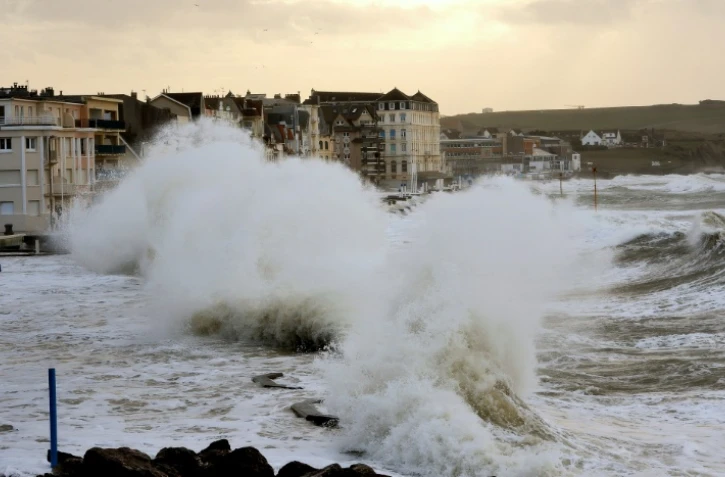 Des vagues déferlent pendant une tempête sur la ville côtière de Wimereux, dans le Pas-de-Calais, le 3 janvier 2014