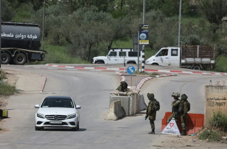 Des soldats israéliens à un point de contrôle au sud de Naplouse, le 10 avril 2023 en Cisjordanie occupée