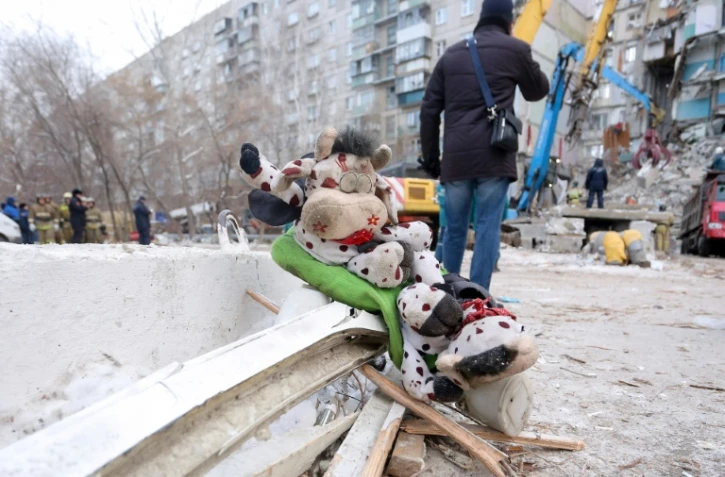 Des jouets déposés sur un mémorial improvisé devant l'immeuble partiellement effondré à Magnitogorsk; le 2 janvier 2019
