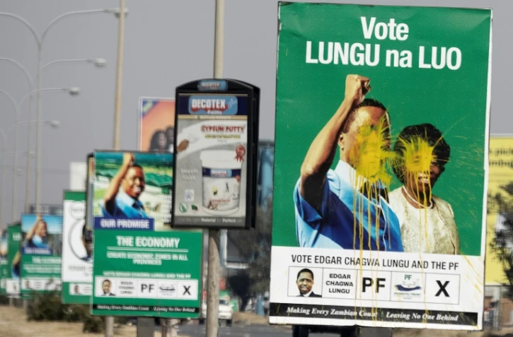 Affiche du candidat et président zambien sortant Edgar Lungu sur une route de Lusaka, le 13 août 2021, lors de l'élection présidentielle dans ce pays d'Afrique australe
