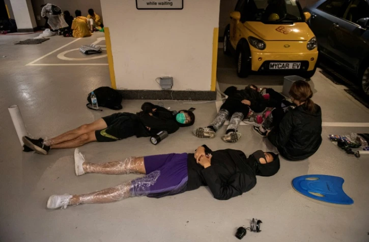 Des manifestants allongés sur le sol d'un parking de l'Université polytechnique de Hong Kong, le 20 novembre 2019