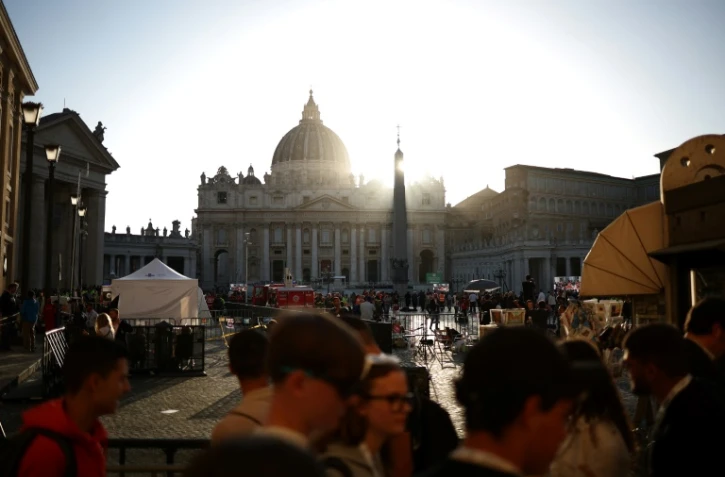 Cette photographie montre une vue de la basilique Saint-Pierre du Vatican, un jour avant les funérailles du pape, prise depuis Rome le 25 avril 2025