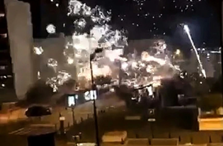 Image tirée d'une vidéo postée sur le compte Twitter @LeCapricieux94 montrant le commissariat de Champigny-sur-Marne cible de tirs de mortiers d'artifice dans la nuit du 10 au 11 octobre 2020
