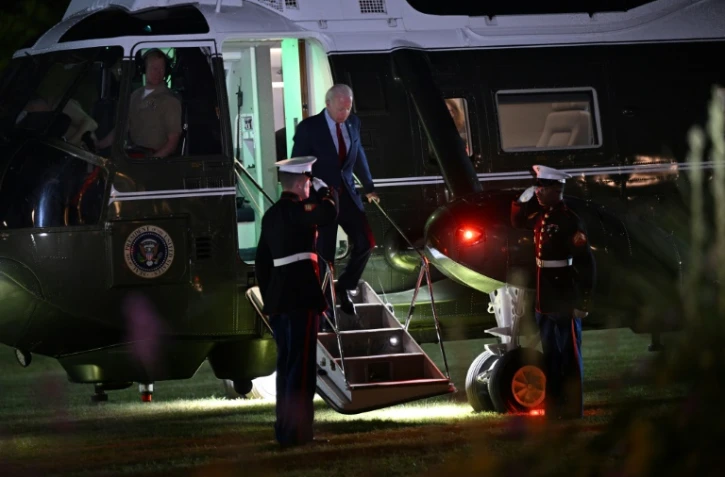 Le président américain Joe Biden débarque de l'hélicoptère Marine One dans la zone d'atterrissage de Winfield House à Londres, le 9 juillet 2023 