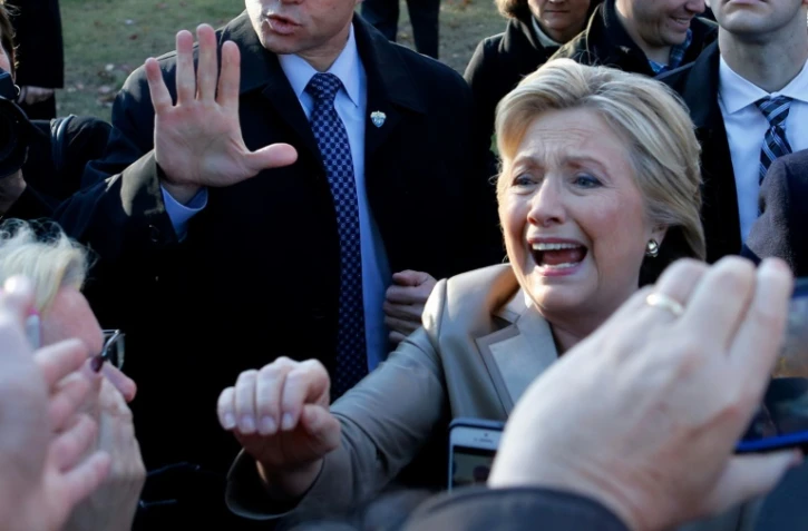 Hillary Clinton entourée de ses partisans juste après avoir voté à Chappaqua, dans l'état de New York le 8 novembre 2016