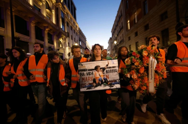 Des manifestants se rassemblent pour rendre hommage à Maricarmen Abascal, la retraitée de 87 ans dont l’expulsion a déclenché des protestations nationales contre la crise chronique du logement en Espagne et un débat politique qui a débouché sur des élections anticipées, à Madrid, le 8 octobre 2026.