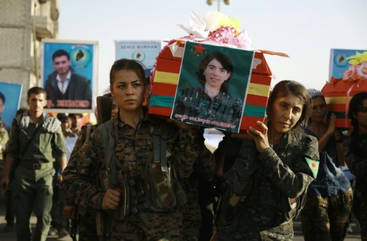 Des femmes portent le cercueil d'une combattante kurde tuée dans la bataille de Minbej, lors d'une cérémonie à Qamishli, dans le nord-est de la Syrie, le 21 juillet 2016