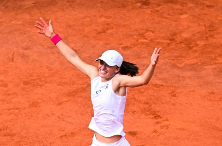 La Polonaise Iga Swiatek explose de joie après avoir remporté la finale de Roland-Garros, le 10 juin 2023 à Paris