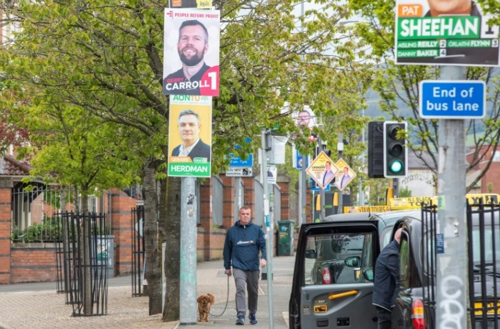 Des affiches électorales dans les rues de l'ouest de Belfast, en Irlande du Nord, le 2 mai 2022