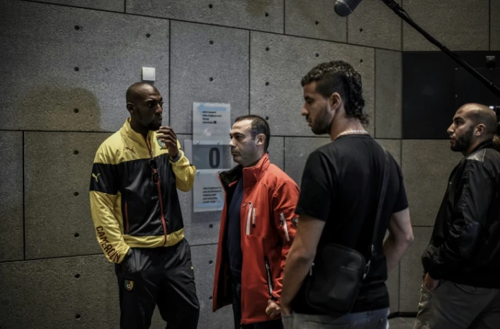 Le père de Sofiane Tadbirt et frère de Kevin Moussabi, lynchés à mort en 2012, à leur arrivée le 2 novembre 2015 au tribunal de Grenoble