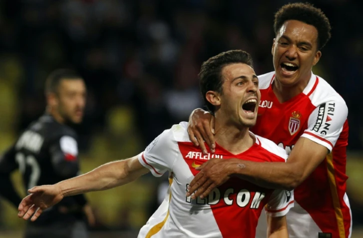 Le milieu de terrain de Monaco Bernardo Silva (g) fête son but avec son coéquipier Helder Costa contre Guingamp, le 30 avril 2016 à Louis II