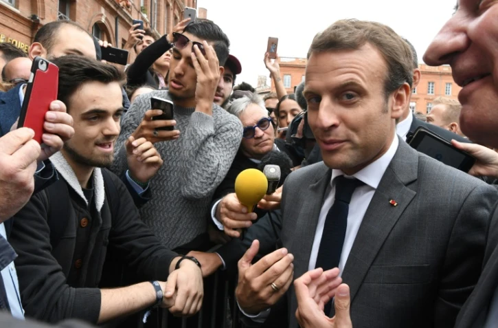 Le président Emmanuel Macron au milieu de la foule à Toulouse, le 11 septembre 2017 