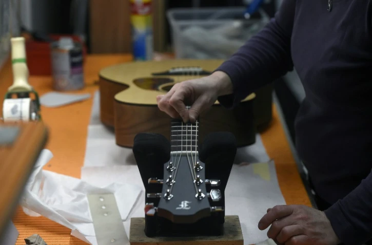 Un employé de la manufacture Furch travaille sur une guitare, le 11 mars 2020 à Velke Nemcice, en République Tchèque