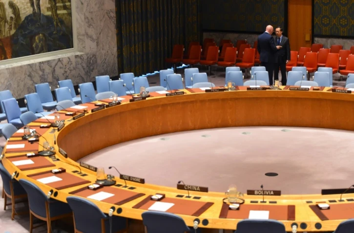 L'ambassadeur russe Vassily Nebenzia (G) et l'ambassadeur chinois MA Zhaoxu aux Nations Unies le 23 février 2018 avant un réunion du conseil de sécurité
