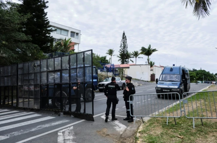 Des gendarmes montent la garde devant le tribunal de Nouméa, le 22 juin 2024